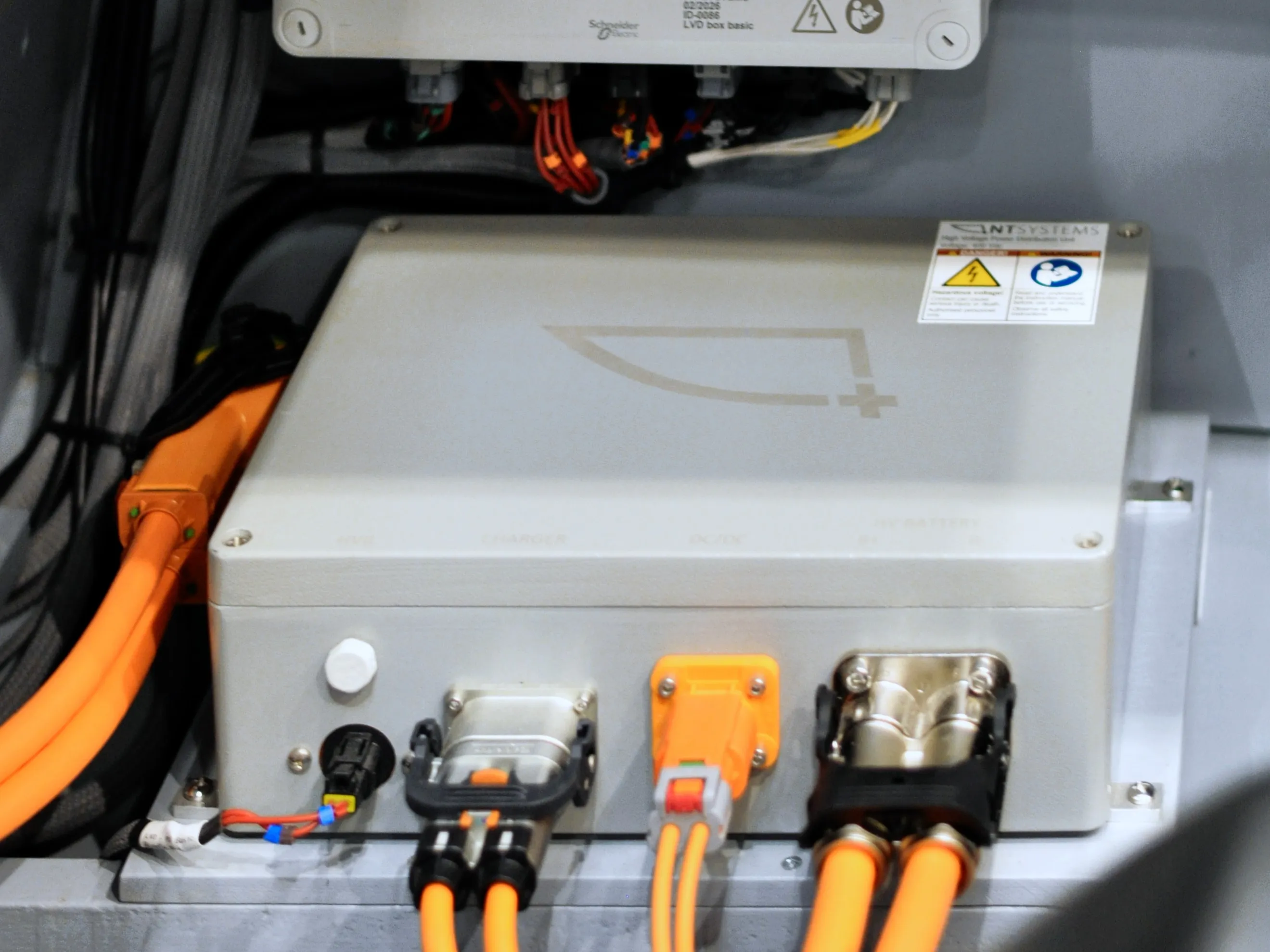 High-voltage distribution box with propulsion components in vessel compartment